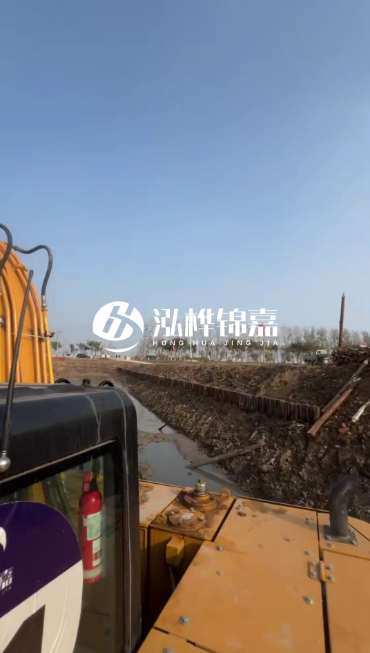 三門峽挖機(jī)打木樁專業(yè)施工-松木樁打樁木價(jià)格含運(yùn)輸成本嗎？